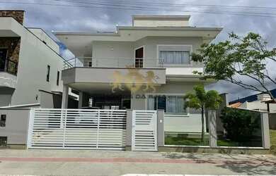 Imagem: A casa possui 3 Dormitórios, 3 Banheiros, 2 Vagas na garagem