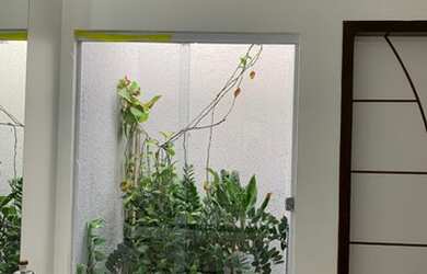 Imagem: A casa possui 3 Dormitórios, 2 Banheiros, 2 Vagas na garagem