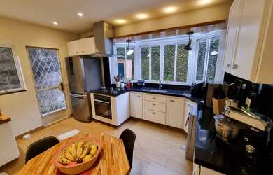 Imagem: A casa possui 4 Dormitórios, 4 Banheiros, 2 Vagas na garagem