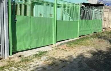 Imagem: A casa possui 2 Dormitórios, 1 Banheiro, 2 Vagas na garagem