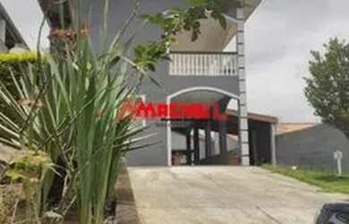 Imagem: A casa possui 3 Dormitórios, 2 Banheiros, 1 Vaga na garagem