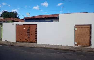 Imagem: A casa possui 3 Dormitórios, 2 Banheiros, 1 Vaga na garagem