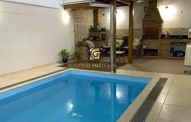 Imagem: A casa possui 3 Dormitórios, 3 Banheiros, 2 Vagas na garagem