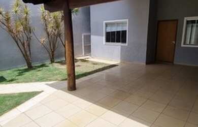 Imagem: A casa e possui 3 Dormitórios, 3 Banheiros, 3 Vagas na garagem