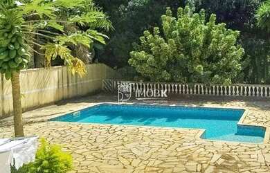 Imagem: A casa possui 5 Dormitórios, 2 Banheiros, 450m² de Área e