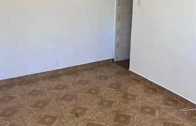 Imagem: A casa possui 1 Dormitório, 1 Banheiro, 1 Vaga na garagem