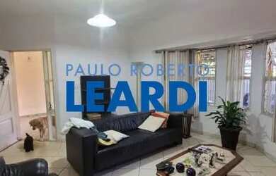 Imagem: A casa possui 4 Dormitórios, 3 Banheiros, 4 Vagas na garagem