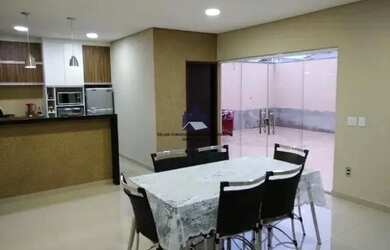 Imagem: A casa possui 3 Dormitórios, 3 Banheiros, 2 Vagas na garagem