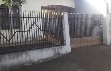 Imagem: A casa possui 2 Dormitórios, 1 Banheiro, 2 Vagas na garagem