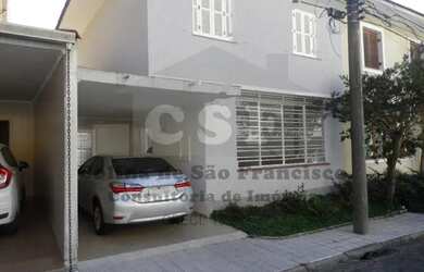 Imagem: A casa possui 3 Dormitórios, 2 Banheiros, 1 Vaga na garagem