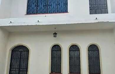 Imagem: A casa possui 4 Dormitórios, 1 Banheiro e 2 Vagas na garagem