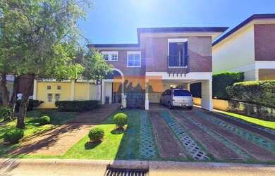 Imagem: A casa possui 4 Dormitórios, 4 Banheiros, 4 Vagas na garagem