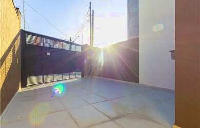 Imagem: A casa possui 2 Dormitórios, 3 Banheiros, 2 Vagas na garagem