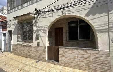 Imagem: A casa possui 3 Dormitórios, 4 Banheiros, 1 Vaga na garagem