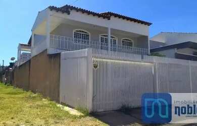 Imagem: A casa possui 5 Dormitórios, 4 Banheiros, 3 Vagas na garagem