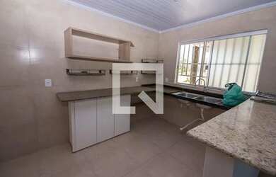 Imagem: A casa possui 2 Dormitórios, 1 Banheiro, 2 Vagas na garagem