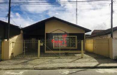 Imagem: A casa possui 5 Dormitórios, 3 Banheiros, 3 Vagas na garagem