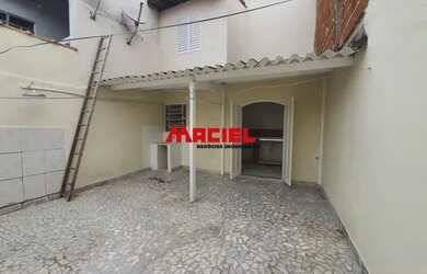 Imagem: A casa possui 2 Dormitórios, 2 Banheiros, 2 Vagas na garagem