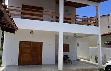 Imagem: A casa possui 5 Dormitórios, Acomodam 15 pessoas, 2 Vagas na