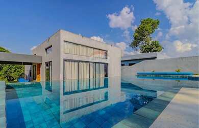 Imagem: A casa possui 4 Dormitórios, 5 Banheiros, 5 Vagas na garagem