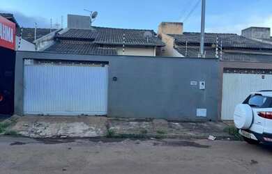 Imagem: A casa possui 3 Dormitórios e 2 Banheiros e está localizado