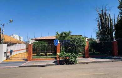 Imagem: A casa possui 4 Dormitórios, 4 Banheiros, 4 Vagas na garagem