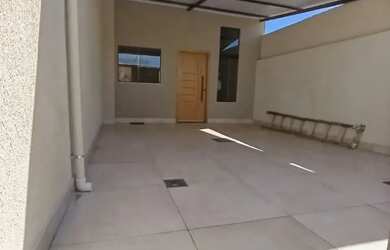 Imagem: A casa possui 3 Dormitórios, 2 Banheiros, 1 Vaga na garagem