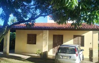 Imagem: A casa possui 3 Dormitórios, 2 Banheiros, 2 Vagas na garagem