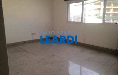 Imagem: O depósito possui 1 Vaga na garagem, 33m² de Área e está