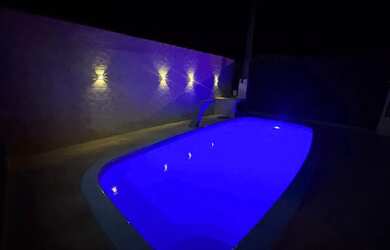 Imagem: A casa possui 2 Dormitórios, Acomodam 12 pessoas, 2 Vagas na