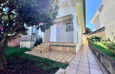 Imagem: A casa possui 3 Dormitórios, 2 Banheiros, 1 Vaga na garagem