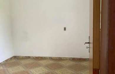 Imagem: A casa possui 3 Dormitórios, 2 Banheiros, 1 Vaga na garagem