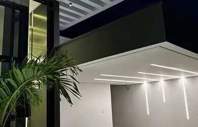 Imagem: A casa possui 3 Dormitórios, 3 Banheiros, 2 Vagas na garagem