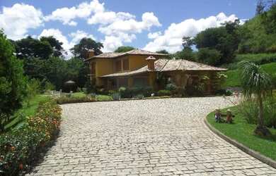 Imagem: A casa possui 4 Dormitórios, 5 Banheiros, 5 Vagas na garagem