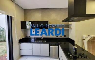 Imagem: A casa em condomínio possui 4 Dormitórios, 5 Banheiros, 4