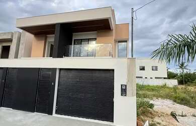 Imagem: A casa possui 3 Dormitórios, 3 Banheiros, 3 Vagas na garagem