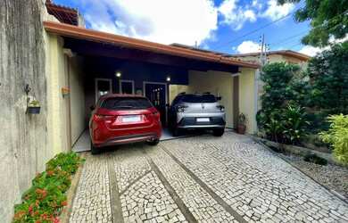 Imagem: A casa possui 3 Dormitórios, 4 Banheiros, 2 Vagas na garagem