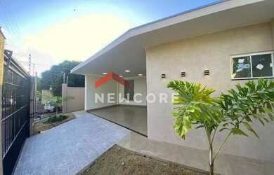 Imagem: A casa possui 3 Dormitórios, 2 Banheiros, 2 Vagas na garagem