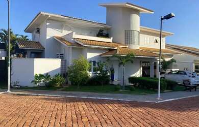 Imagem: A casa em condomínio possui 4 Dormitórios, 5 Banheiros, 4