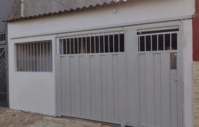 Imagem: A casa possui 3 Dormitórios, 2 Banheiros, 1 Vaga na garagem