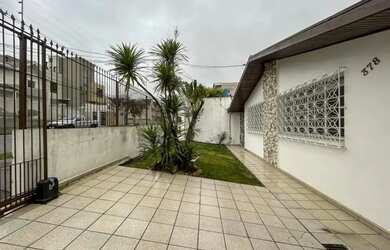 Imagem: A casa possui 3 Dormitórios, 1 Banheiro, 1 Vaga na garagem