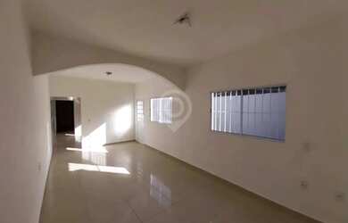 Imagem: A casa possui 2 Dormitórios, 2 Banheiros, 2 Vagas na garagem