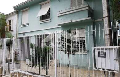 Imagem: A casa possui 4 Dormitórios, 4 Banheiros, 5 Vagas na garagem