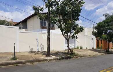 Imagem: A casa possui 4 Dormitórios, 4 Banheiros, 5 Vagas na garagem