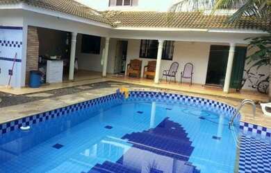 Imagem: A casa possui 3 Dormitórios, 3 Banheiros, 4 Vagas na garagem