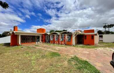 Imagem: A casa possui 5 Dormitórios, 3 Banheiros, 4 Vagas na garagem