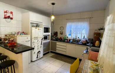 Imagem: A casa possui 3 Dormitórios, 1 Banheiro e está localizado