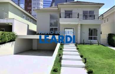 Imagem: A casa em condomínio possui 4 Dormitórios, 4 Banheiros, 3