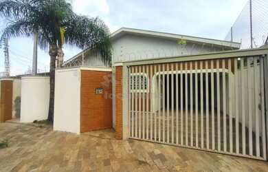 Imagem: A casa possui 3 Dormitórios, 5 Banheiros, 2 Vagas na garagem