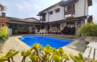 Imagem: A casa possui 3 Dormitórios, 5 Banheiros, 4 Vagas na garagem